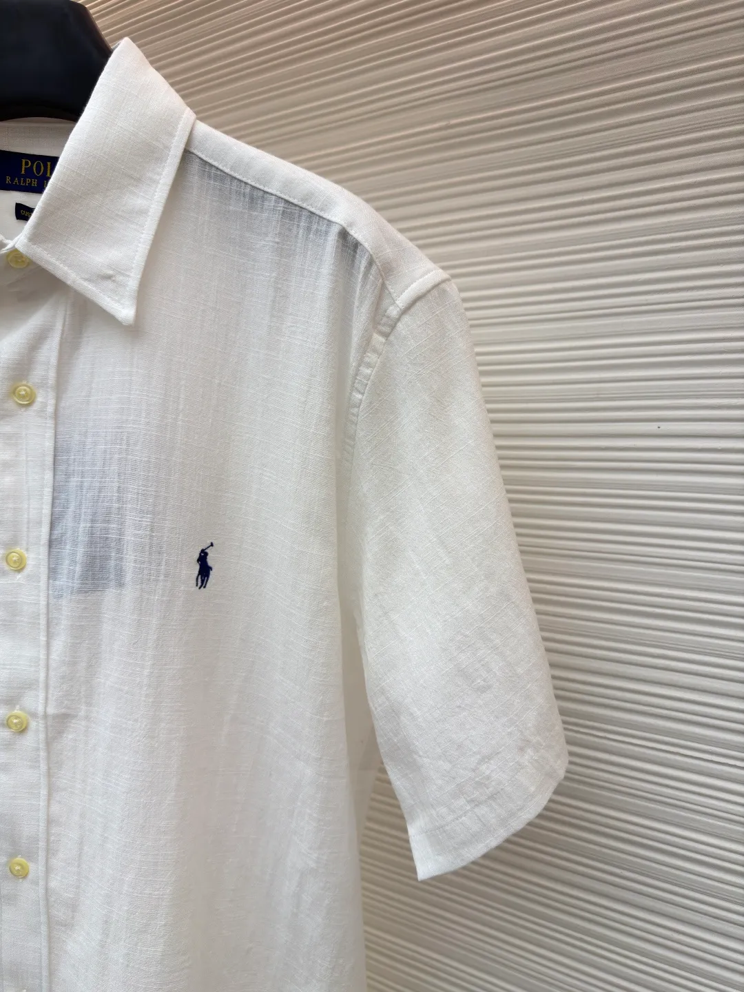 Ralph Lauren logo embroidered short-sleeved shirt ●Original version: Purchased and developed at 1590 ●Item number: 1682559-A20 ●Material: linen cotton plain fabric ●Technology: made with side-turned embedded stitching ●Color: white ●Version: Fitted version ●Weight: about 170 grams ●Size: S-M-L-XL ●Description: Selected high-quality linen cotton plain fabric has natural texture and breathability, tight and smooth Comfortable and close to the skin. Elegantly presented with a touch of deep black. The iconic red pony embroidery is like a smart musical note dancing on the black canvas. Simple but highly recognizable. The clever design of the outer I-shaped pleated split back yoke adds a sense of agility and elegance. The minimalist shape contains the soul of fashion. Imported machine embroidery technology is used. Advanced computer control systems and sophisticated mechanical components are used to achieve the iconic pony embroidery operation with high precision. The lines are smooth and delicate, using the side-turning and embedded stitching process. It is smooth and tidy. The whole fabric has been carefully washed. It has a better hand feel and texture. It is not easy to deform, shrink or fade, and maintains long-term beauty. The overall wiring is straight and delicate, the fabric is comfortable and soft, and the color is consistent without color difference. It can be matched with the same style to create a fashionable look and control various occasions. Customized accessories, complete with three standards, same style for men and women!